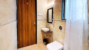 تجهيزات دش، مناشف، صابون، ورق حمّام