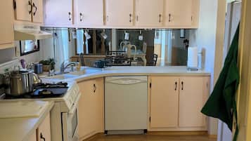 冰箱、微波炉、烤箱、炉灶