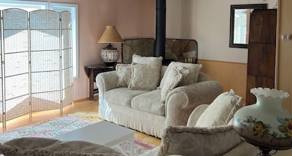 Casa Bonita house w/ stunning views, Rustic UNIQUENESS quiet mountain retreat!