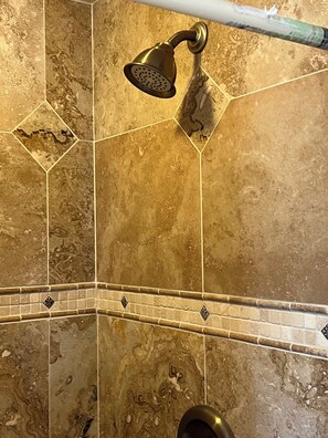 Banheira de hidromassagem, secador de cabelo, toalhas de banho, sabonete