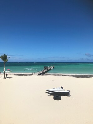 On the beach - 2-bedroom Penthouse condo with WiFi, AC in the Stanza Mare on Los Corales beach. (Punta Cana)