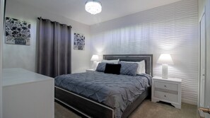 9 chambres, bureau, fer et planche à repasser, lit de bébé portatif