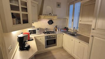 Full-size fridge, microwave, oven, stovetop