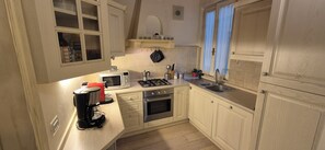 Full-sized fridge, microwave, oven, stovetop - Borgo San Frediano Hideaway  (Florence)
