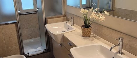 ซูพีเรียอพาร์ทเมนท์, วิวสวนหย่อม | ห้องน้ำ | ฝักบัว, ไดร์เป่าผม, ผ้าเช็ดตัว