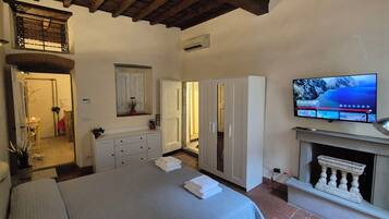 Superior Apartment, Courtyard View | 2 bedrooms, iron/ironing board, free WiFi