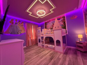 6 slaapkamers, een strijkplank/strijkijzer, reisbedje, wifi