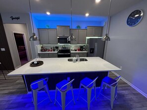 Frigorífico, microondas, horno y placa de cocina