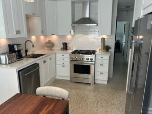 Kylskåp, mikrovågsugn, ugn och spishäll