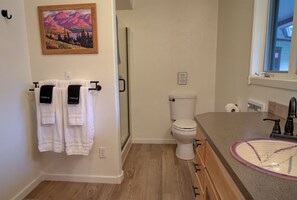 Shower, jetted bath, hair dryer, towels - Missoula Bitterroot River Retreat - 3 bedrooms/3 baths sleeps 8 (Missoula)