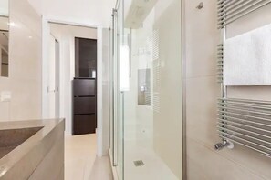 تجهيزات دش، مجففات شعر، مراحيض شطف، مناشف