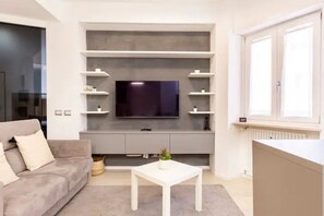 Smart TV, books, stereo
