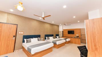 Family Quadruple Room | Desk, laptop workspace, blackout curtains, soundproofing
