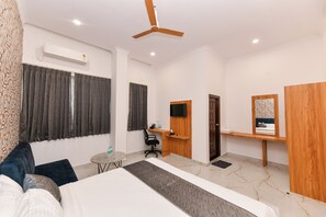 1 bedroom, desk, laptop workspace, blackout drapes