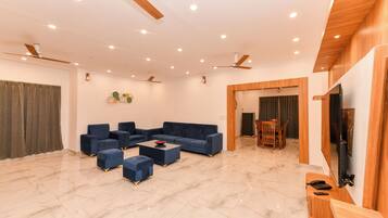 Penthouse Familial | Coin séjour | Télévision, cheminée, imprimantes