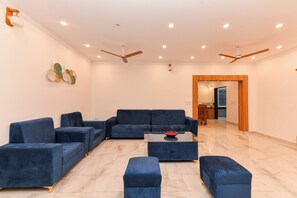 Penthouse familiar | Área de sala de estar | Televisión, chimenea y impresora 