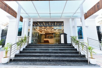HOTEL SHINE INTERNATIONAL