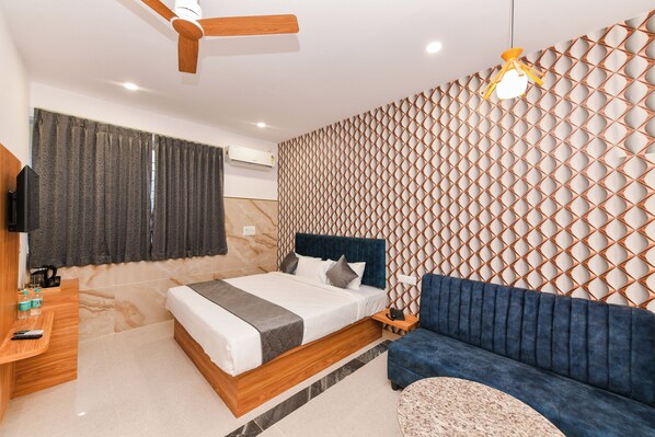 Escritorio, espacio para trabajar con laptop y cortinas blackout