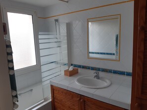 Serviettes fournies, savon, shampoing, papier toilette