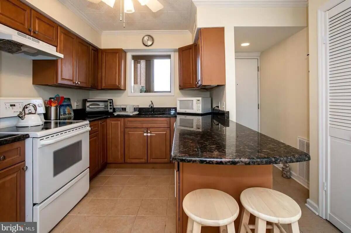 冷蔵庫、電子レンジ、オーブン、コンロ