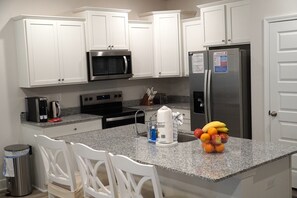 Fridge, microwave, oven, stovetop - 2 King Suites - 2.5 Bath Townhome - Sleeps 8-10 - Walk to Beach - Free Fast WIFI (Panama City Beach)
