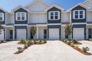 Exterior - 2 King Suites - 2.5 Bath Townhome - Sleeps 8-10 - Walk to Beach - Free Fast WIFI (Panama City Beach)