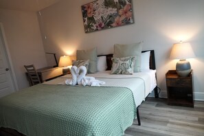 3 bedrooms, desk, iron/ironing board, travel cot - 2 King Suites - 2.5 Bath Townhome - Sleeps 8-10 - Walk to Beach - Free Fast WIFI (Panama City Beach)