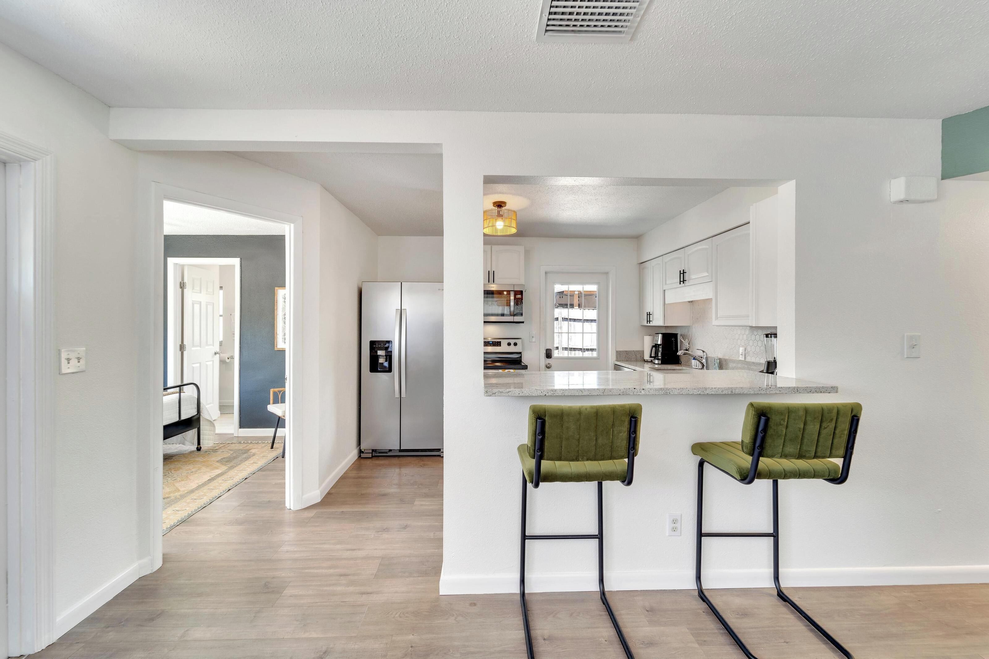 Fridge, oven, dishwasher, cookware/dishes/utensils