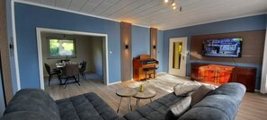 TV - Cozy vacation apartment with balcony and terrace (Berndshausen)