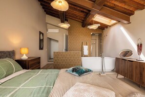 2 bedrooms, travel crib, free WiFi