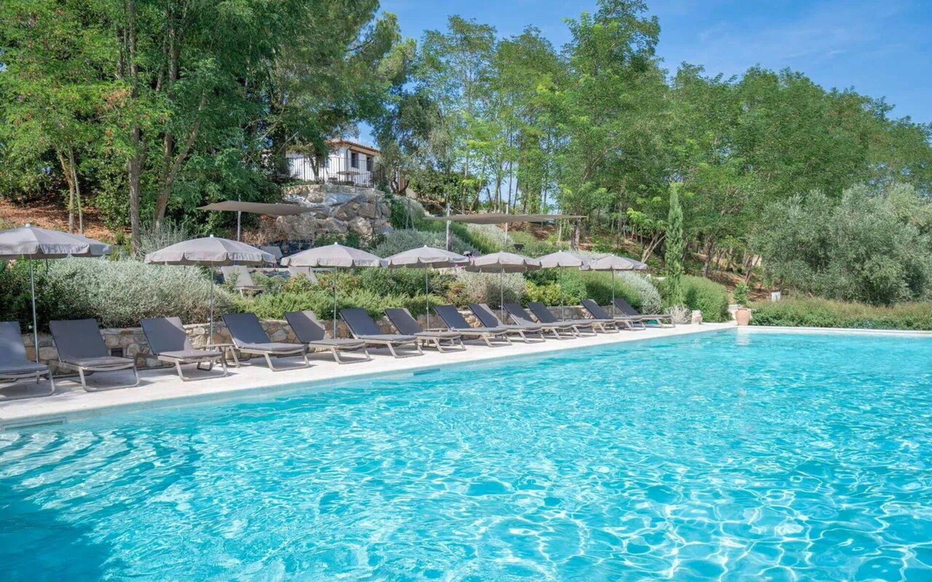 Lämmitetty uima-allas