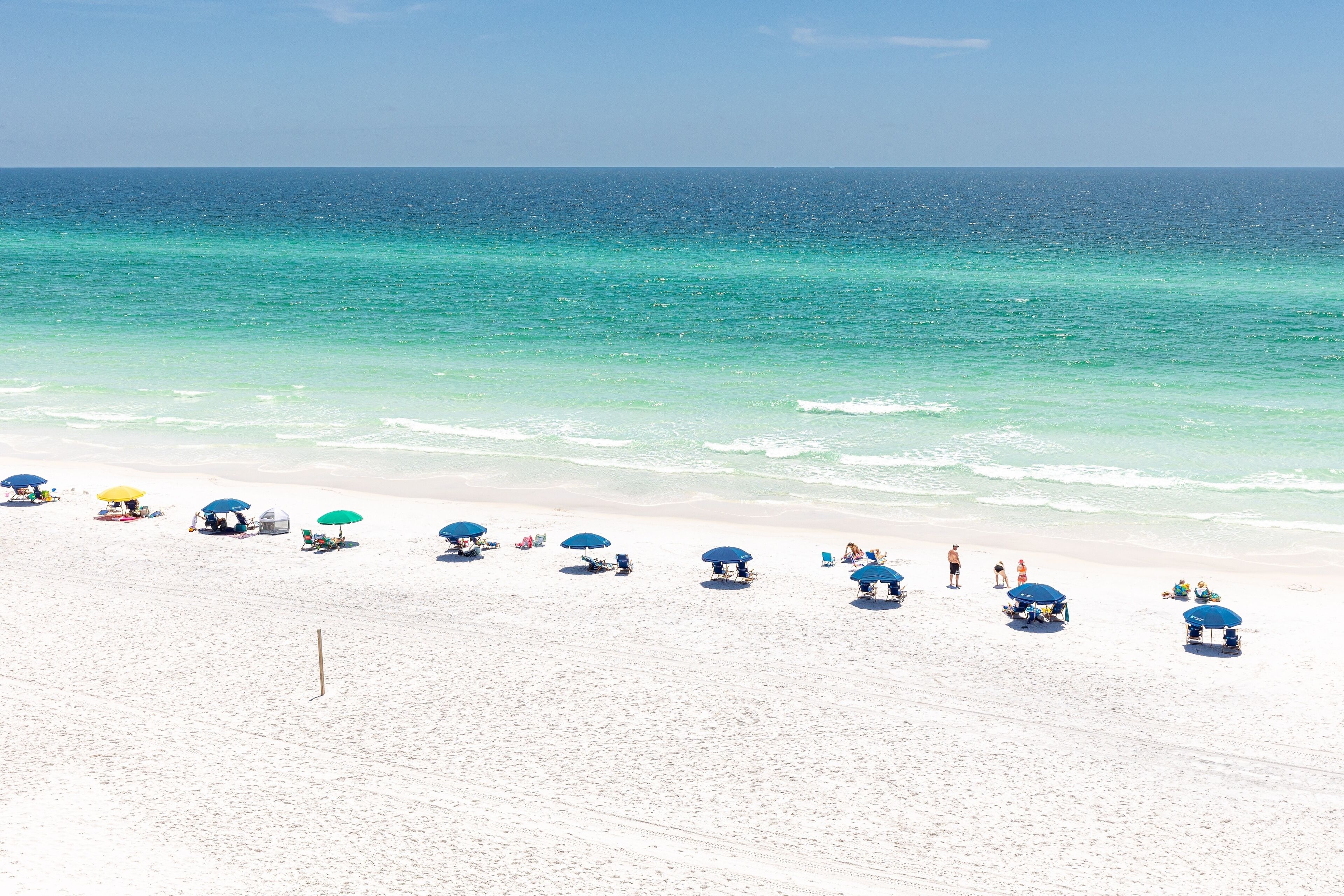 在海滩、沙滩椅、沙滩毛巾