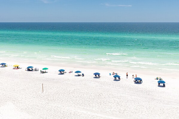 På stranden, solsenger og strandhåndklær