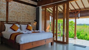 1 bedroom, down duvets, desk, laptop workspace - Rumah Tengah Sawah (Mambal)