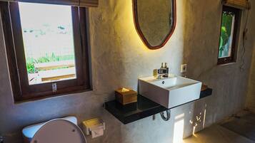 Comfort Villa | Bathroom | Shower, free toiletries, hair dryer, slippers