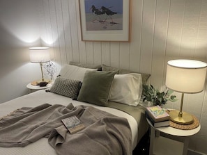 Tabla de planchar con plancha, wifi y ropa de cama 