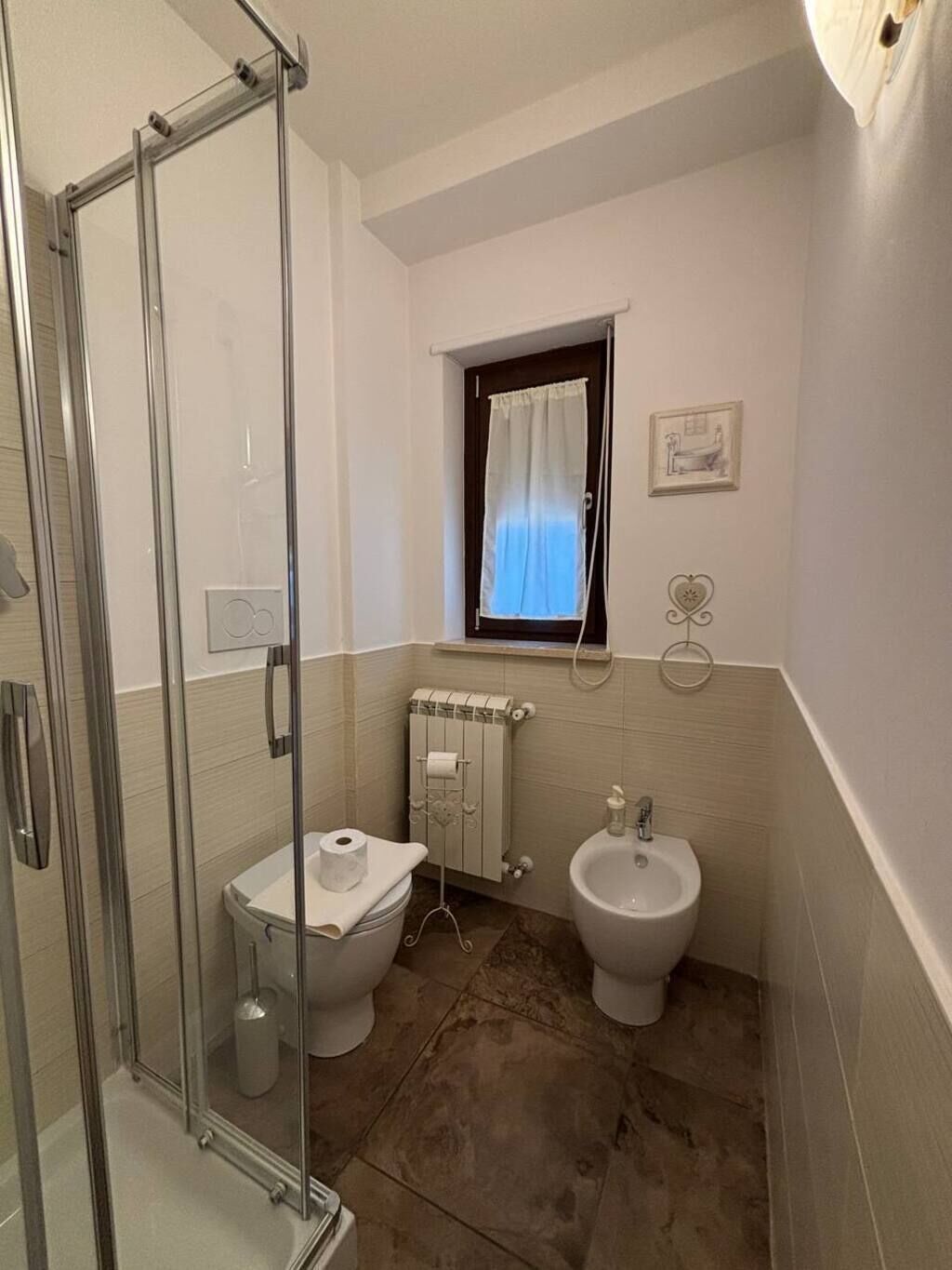 Dusche, Haartrockner, Bidet, Handtücher