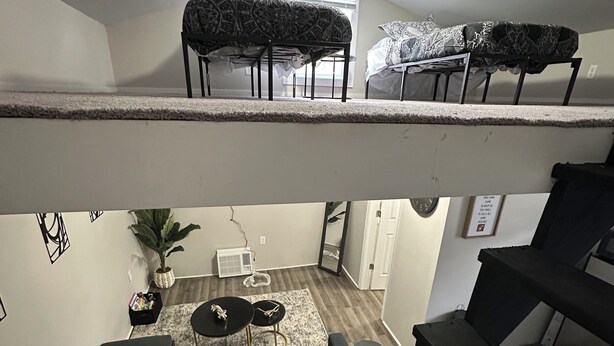 Un espace de vie à plusieurs niveaux comprenant un canapé, une table basse et une petite plante.