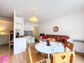 Interior - 10m from resort center, 4th floor, view ski slopes, swimming pool, balcony, tv, ski locker, 31m² (Le Corbier)