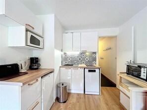 Micro-ondes, lave-vaisselle, cafetière/bouilloire, grille-pain
