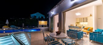 Modern vacation villa with pool / air conditioning in Blizikuce / Budva / Montenegro 