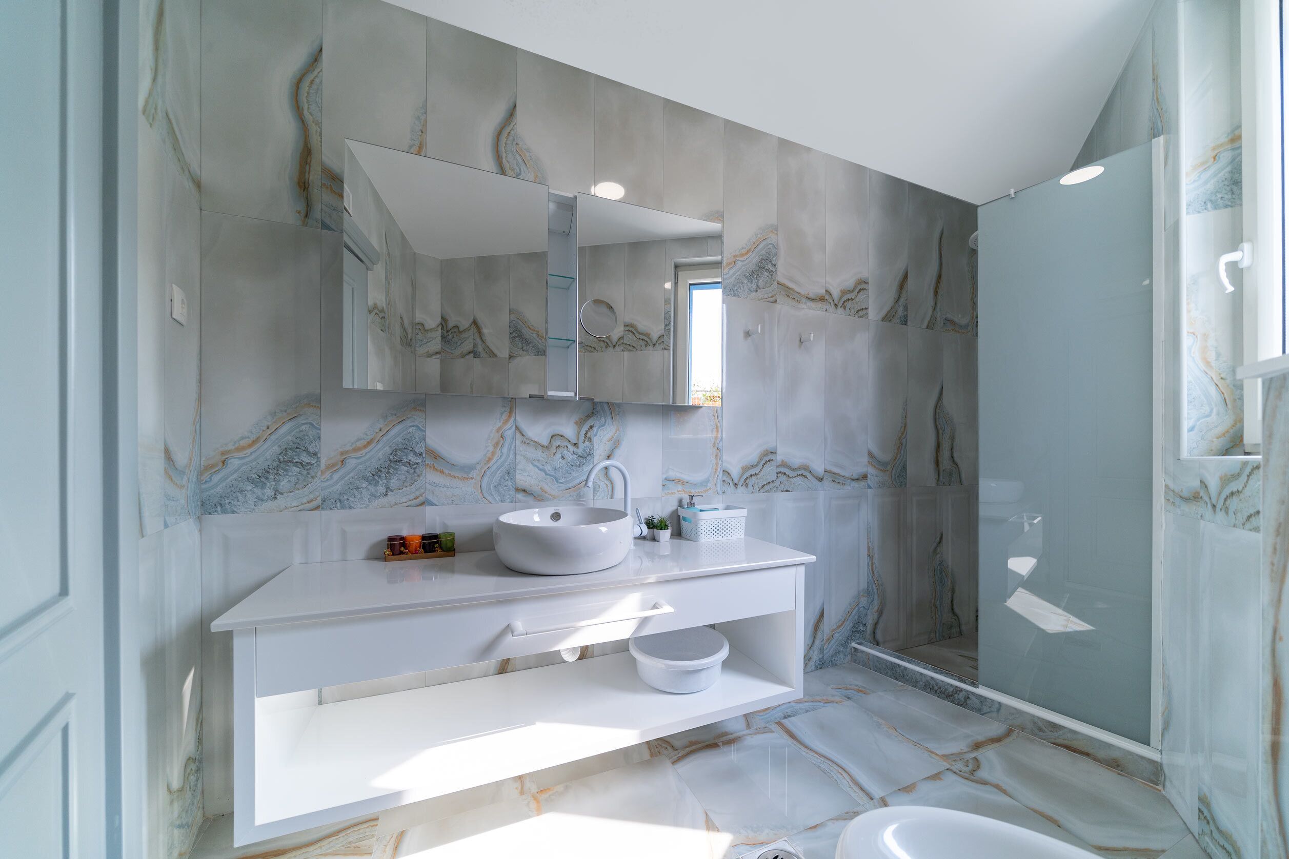 Douche, sèche-cheveux, bidet, serviettes fournies