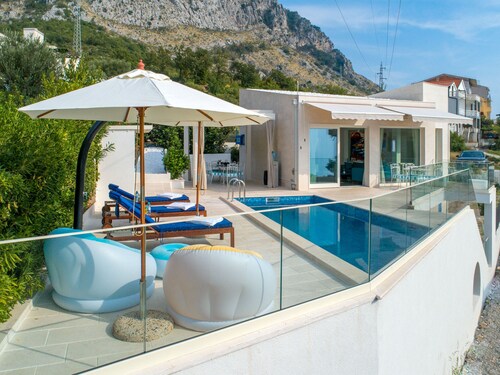 Modern vacation villa with pool / air conditioning in Blizikuce / Budva / Montenegro 