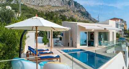Modern vacation villa with pool / air conditioning in Blizikuce / Budva / Montenegro