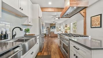 Kjøleskap, mikrobølgeovn, ovn og kokeplater