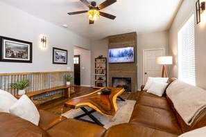 Téléviseur connecté, foyer, table de baby-foot, livres