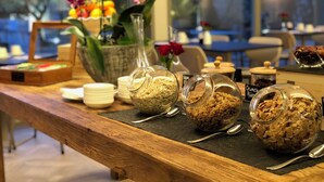 بوفيه فطور مجانًا يوميًا