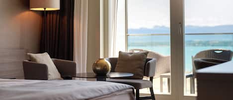 Junior-sviitti, parveke, järvinäköala | Minibaari, tallelokero huoneessa, työpöytä, pimennysverhot