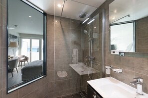 Superior Double Room, Lake View | Bathroom - Ambassador Boutique Hotel (Nyon)