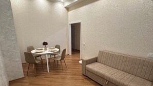 Un espace repas comprenant une table ronde, des chaises et un canapé.